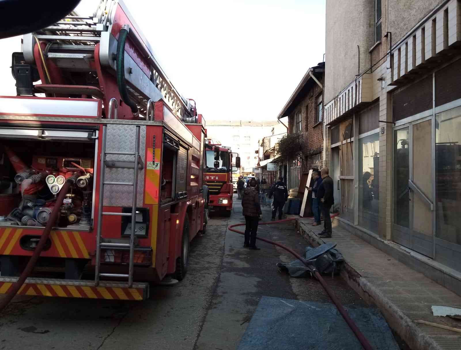 Bursa’da mobilya imalathanesinde korkutan yangın