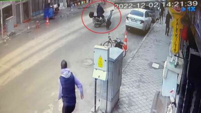 Bursa’da motosiklet yaşlı adama çarptı, o anlar kameraya yansıdı