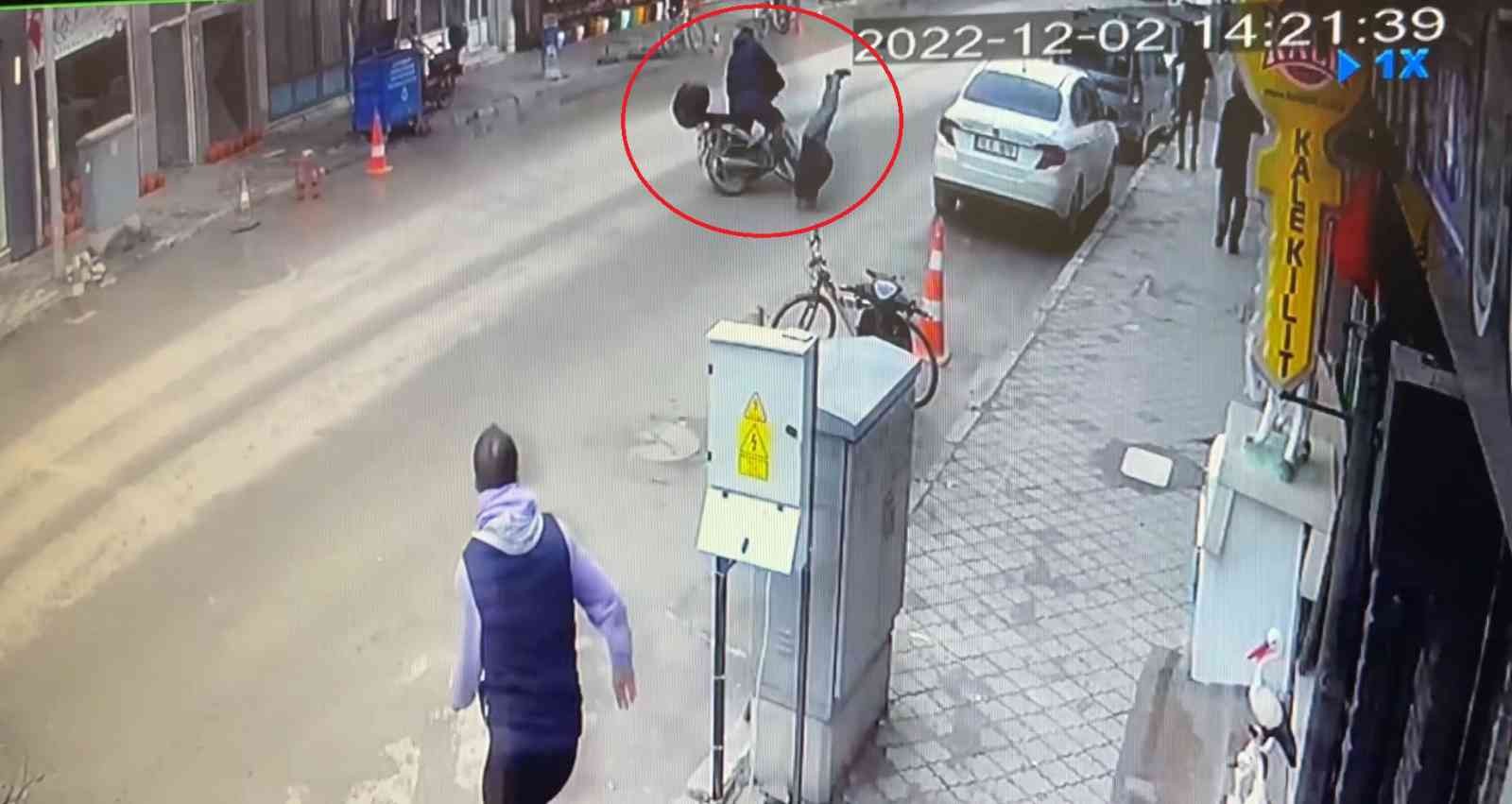 Bursa’da motosiklet yaşlı adama çarptı, o anlar kameraya yansıdı