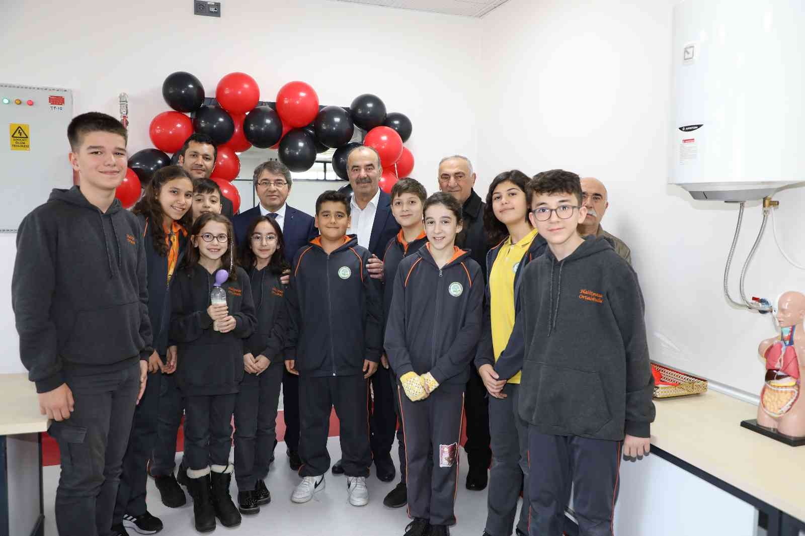 Mudanya Belediyesi’nden öğrencilere fen bilimleri laboratuvarı