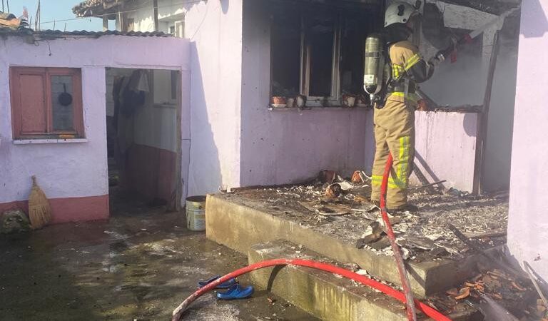 Mustafakemalpaşa’da korkutan yangın Bursa’nın Mustafakemalpaşa ilçesinde yalnız yaşayan bir kadının evi alevlere teslim