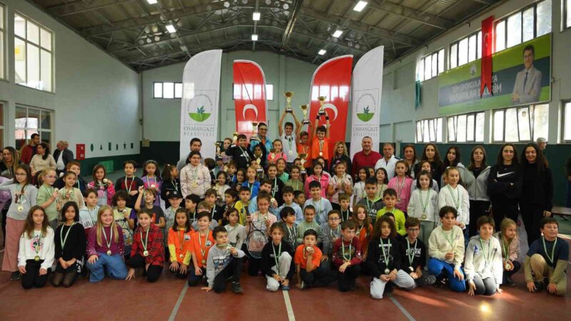 Osmangazi Tenis Kış Kupası nefes kesti Osmangazi Belediyesi’nin Bursa Gençlik ve Spor İl Müdürlüğü işbirliğiyle düzenlediği