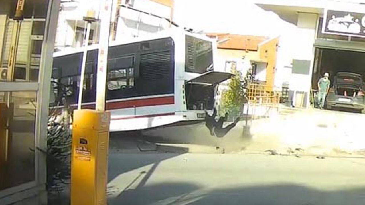 Arızalanan otobüs hareket etti, sürücü ölümden döndü