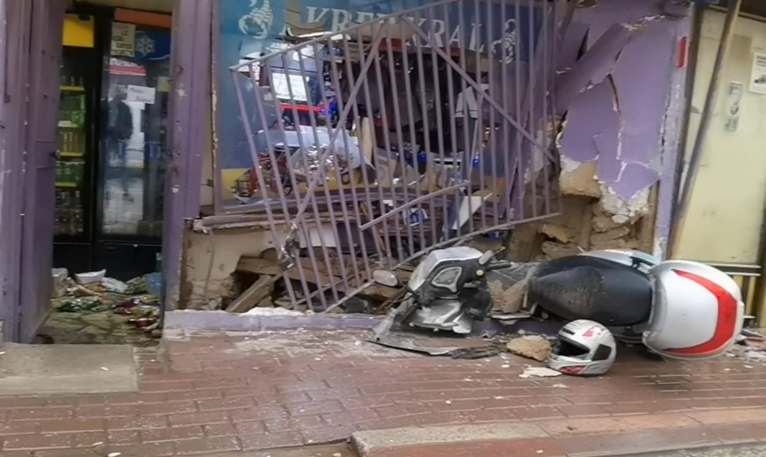 Bursa’da otomobil iş yerine daldı: 1 yaralı