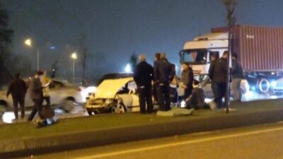 Bursa’da otomobil tıra çarptı: 3 yaralı