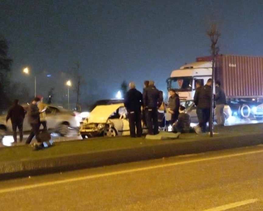 Bursa’da otomobil tıra çarptı: 3 yaralı