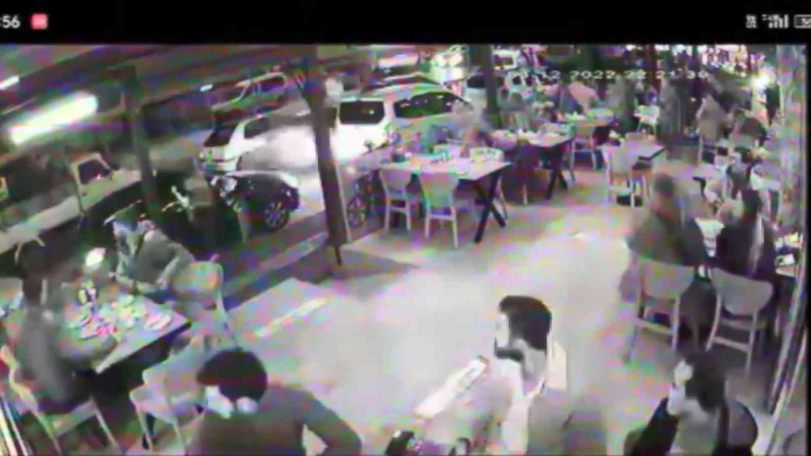 Bursa’da polisten kaçan şüpheliler 4 otomobile çarparak durabildi Bursa’da polisten kaçan şüpheliler 4 otomobile çarparak durabildi