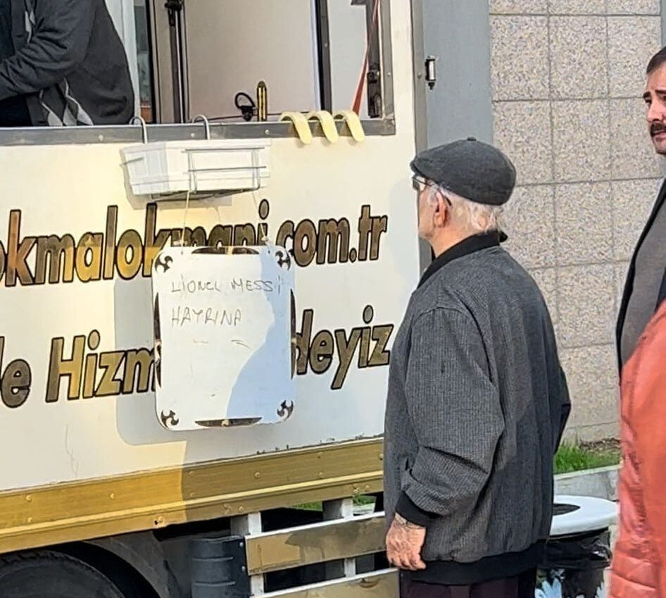 Bursa’da Messi için lokma dağıtıldı Bursa’da Messi için lokma dağıtıldı