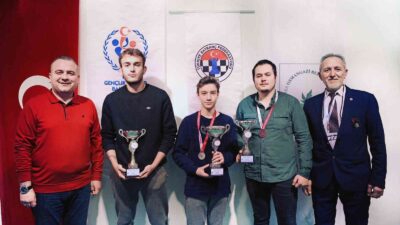 Satranç ustaları kupalarını aldı