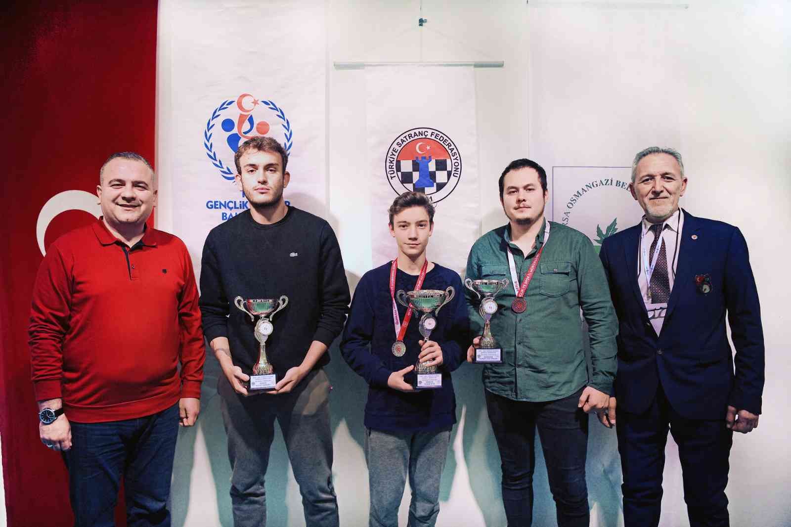 Satranç ustaları kupalarını aldı