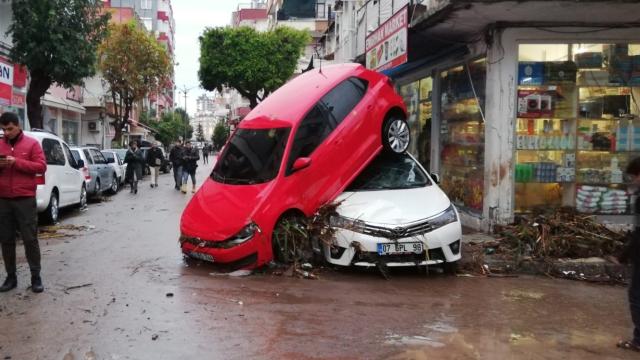 Antalya’yı sel vurdu! İki ilçede okullar tatil