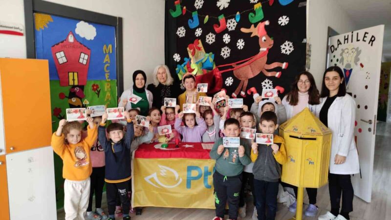 Bursa’da Sevgi Postanesi Minik öğrenciler, ’Sevgi Postanesi’ projesiyle yakınlarının yüzünü güldürdü.