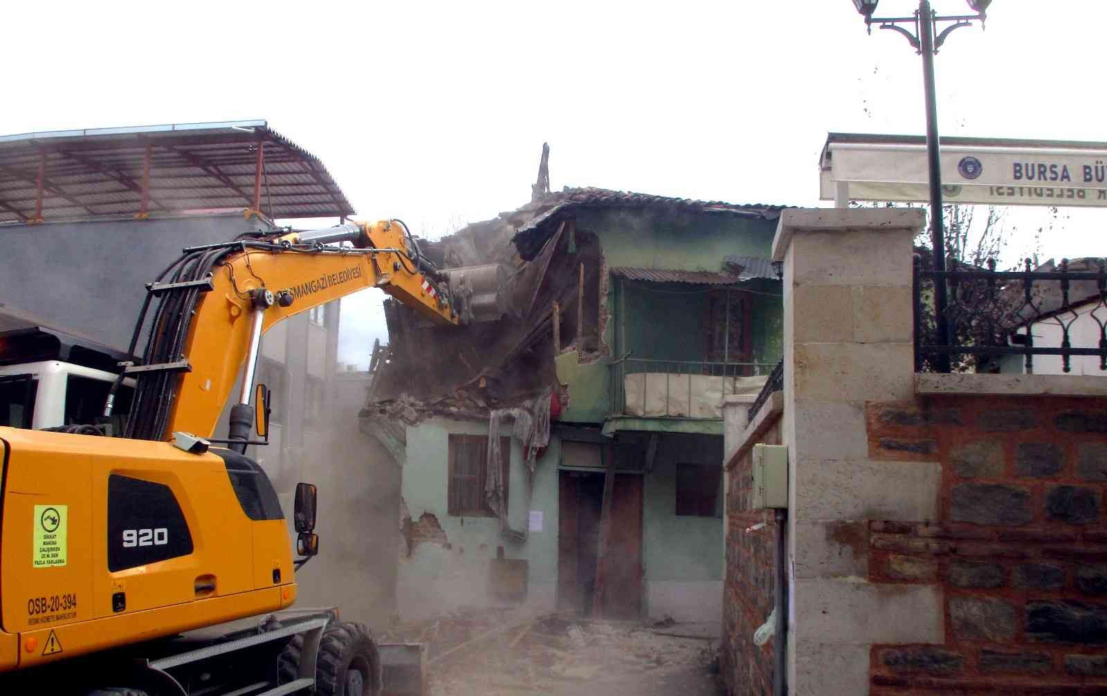 Bursa’da tehlike saçan metruk binalar yıkılıyor