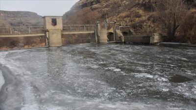 Kars’taki eski HES barajının yüzeyi buz tuttu