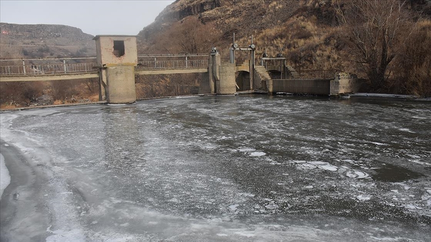 Kars’taki eski HES barajının yüzeyi buz tuttu