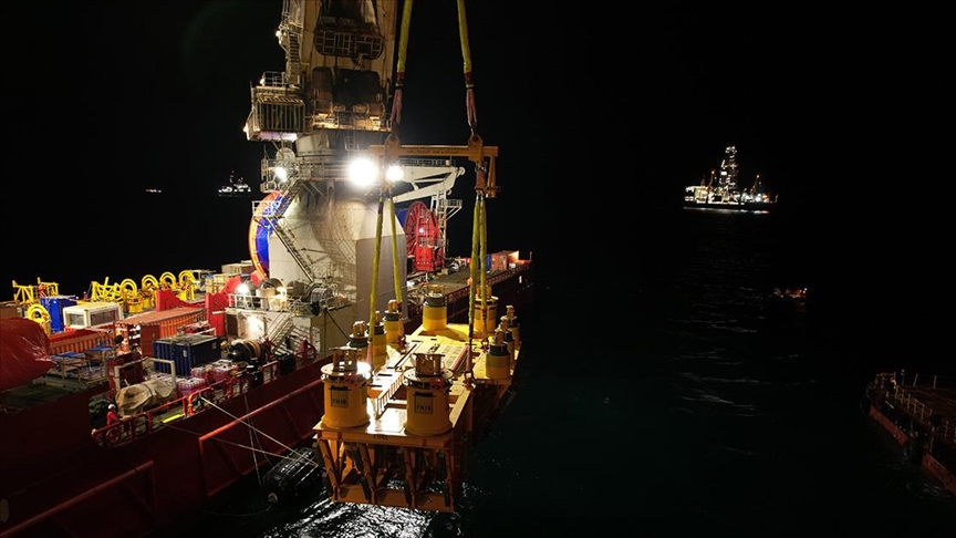 Karadeniz gazı için ‘Peçenek’ deniz altına indirildi