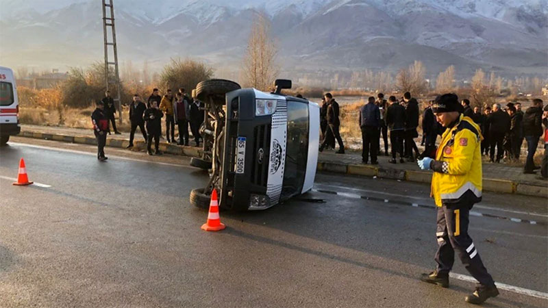 Okul servisi devrildi: Çok sayıda öğrenci yaralı