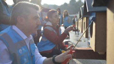 Yıldırım Belediye Başkanı Oktay Yılmaz gençlerle birlikte, sokak hayvanları için