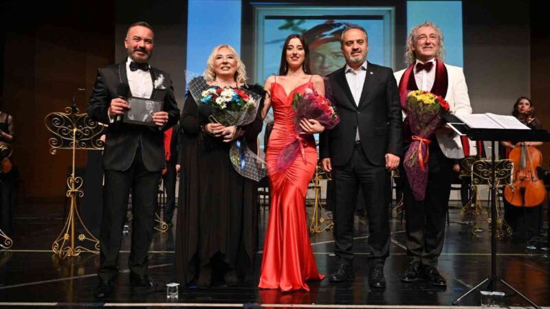 Zeki Müren Bursa’da şarkılarla anıldı Türkiye’nin Sanat Güneşi Zeki Müren, ‘doğum gününde’ memleketi olan Bursa’da