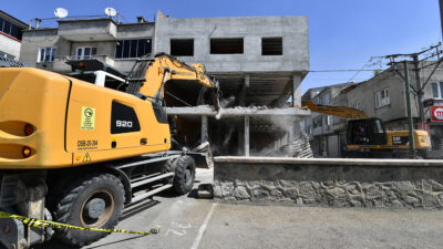 Kaçak ve metruk yapılar tek tek yıkıldı