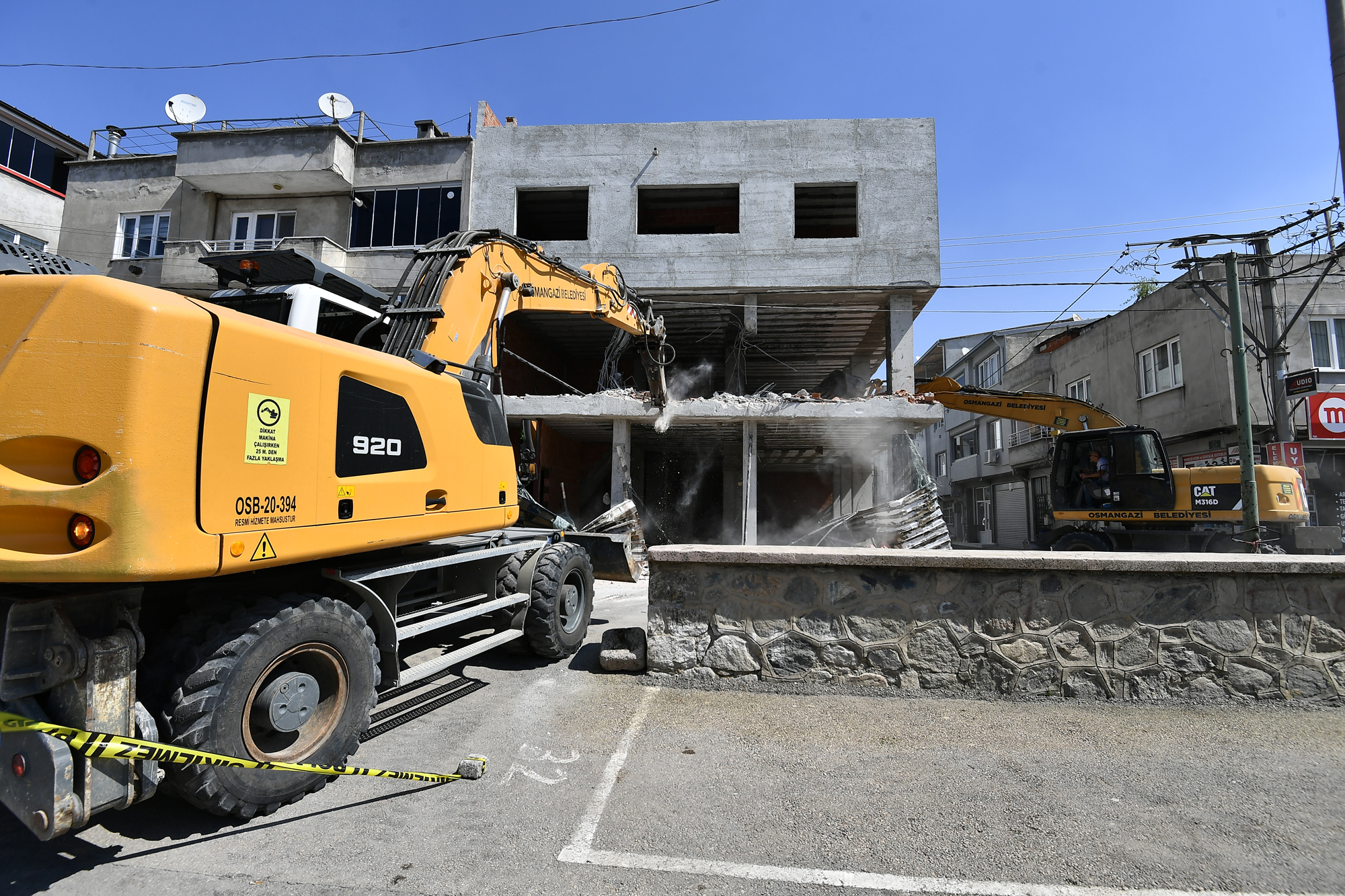 Kaçak ve metruk yapılar tek tek yıkıldı