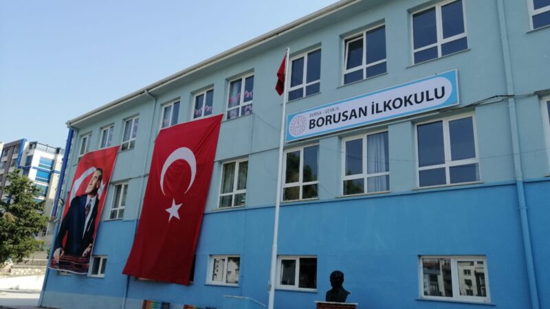 Bursa’nın bu okulunda Türkiye’de bir ilk gerçekleşti! Olay Gazetesi Yazarı Ahmet Emin Yılmaz, Gemlik'te yenilenebilir enerji üreten