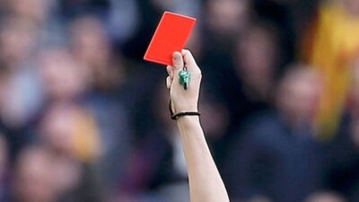 Derbide kartlar havada uçuşuyor