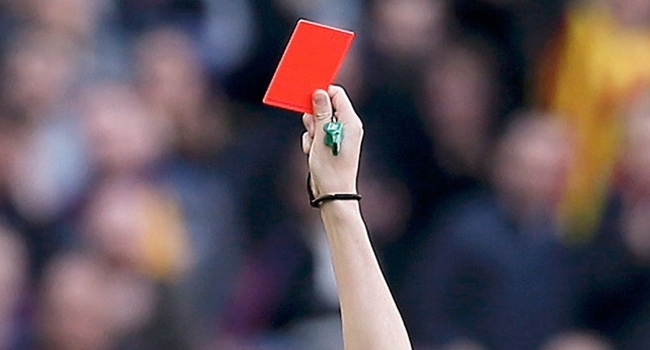 Derbide kartlar havada uçuşuyor