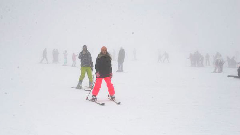 Uludağ’da kayakçılara sis engeli