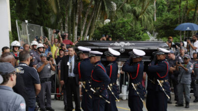 Pele son yolculuğuna uğurlandı
