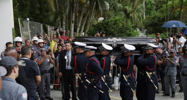 Pele son yolculuğuna uğurlandı