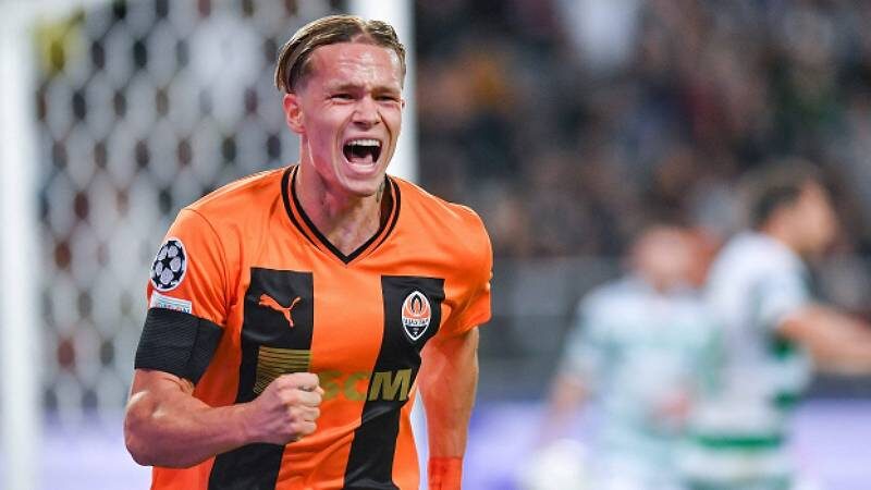 Mykhalio Mudryk Premier Lig yolunda Shakhtar Donetsk'in kanat oyuncusu Mykhailo Mudryk 'Ada' yolunda. İngiliz basınına