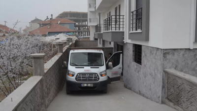 Kamyonetle duvar arasında sıkışan Samet feci şekilde can verdi