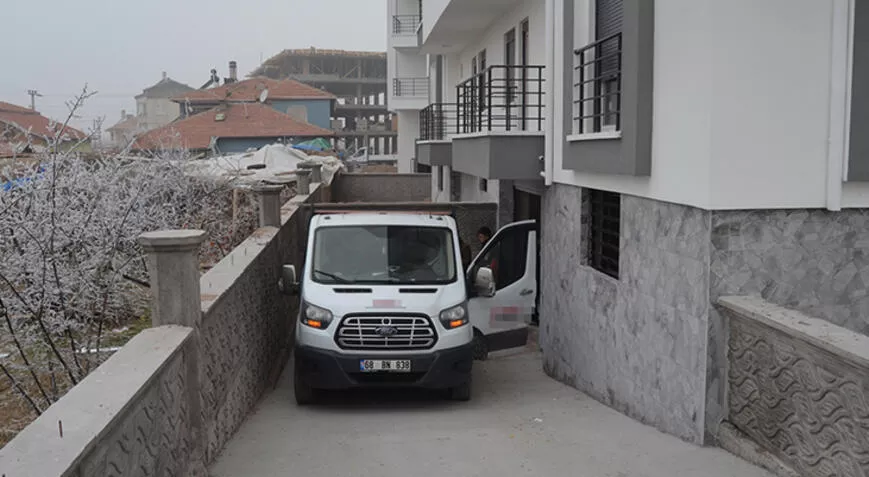 Kamyonetle duvar arasında sıkışan Samet feci şekilde can verdi Kamyonetle duvar arasında sıkışan Samet feci şekilde can verdi