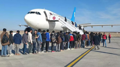 227 göçmen uçakla Afganistan’a gönderildi