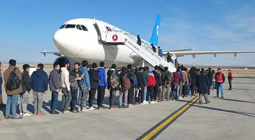 227 göçmen uçakla Afganistan’a gönderildi 227 göçmen uçakla Afganistan’a gönderildi