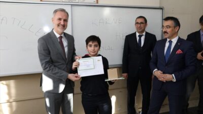 Protokol Öğrencilerin Karne Heyecanına Ortak Oldu