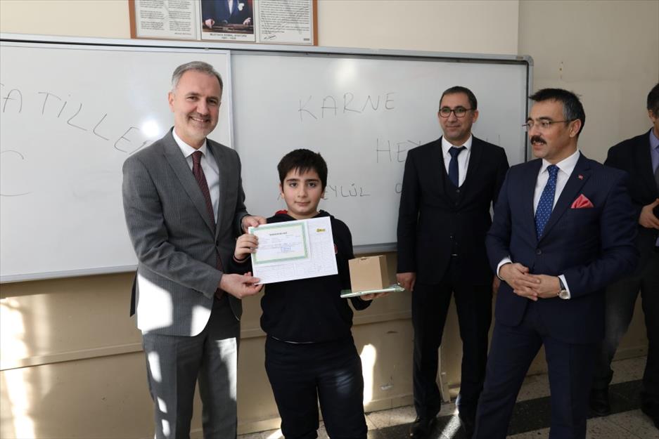 Protokol Öğrencilerin Karne Heyecanına Ortak Oldu