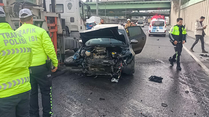 İki otomobilin çarpıştığı kazada 3 kişi yaralandı