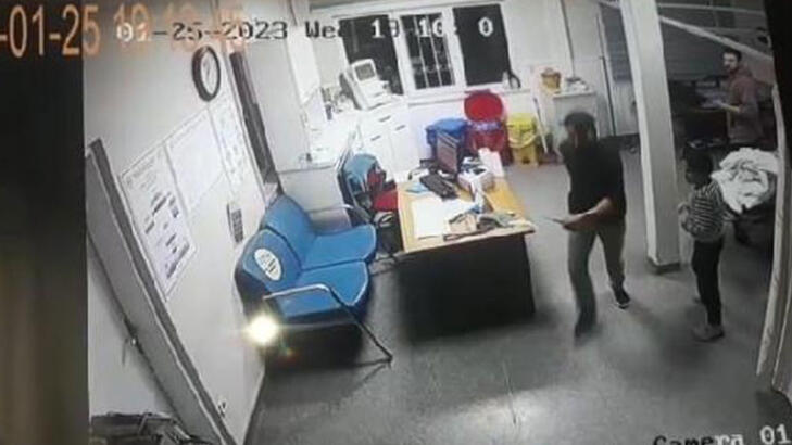 Kayınvalideleri ölen damatlardan sağlık çalışanlarına bıçakla saldırı