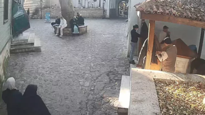 Camide abdest alırken 9 bin doları çalındı