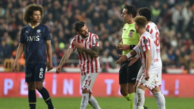 ‘VAR’ gerilimi devam ediyor: Galatasaray ile Fenerbahçe arasındaki atışmalar geceye damga vurdu