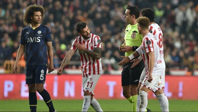 ‘VAR’ gerilimi devam ediyor: Galatasaray ile Fenerbahçe arasındaki atışmalar geceye damga vurdu