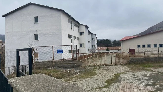 Okul bahçesindeki cinayete tutuklama Okul bahçesindeki cinayete tutuklama