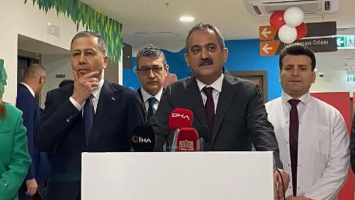 Bakan Özer hastane sınıflarında öğrencilerle bir araya geldi