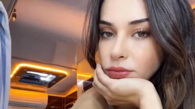 Başarılı oyuncu Devrim Özkan kaza geçiren babası için dua istedi