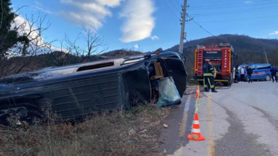 Turistleri taşıyan minibüs devrildi! Yaralılar var