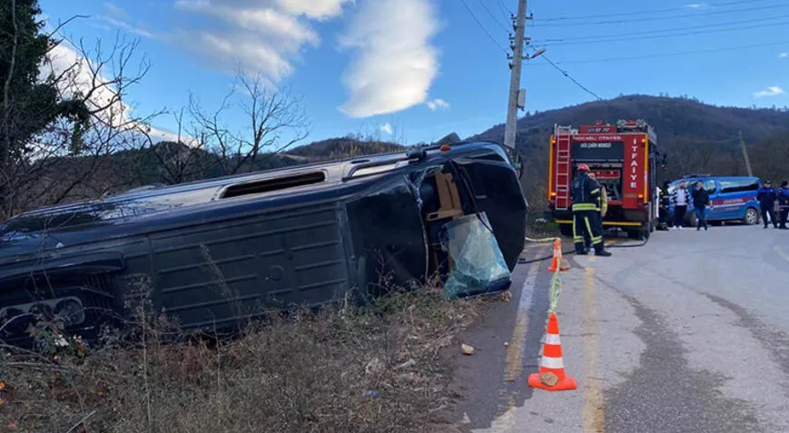 Turistleri taşıyan minibüs devrildi! Yaralılar var