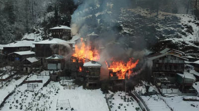 Korkutan yangın! 2 ev, 2 serendi, 1 kamyonet kül oldu