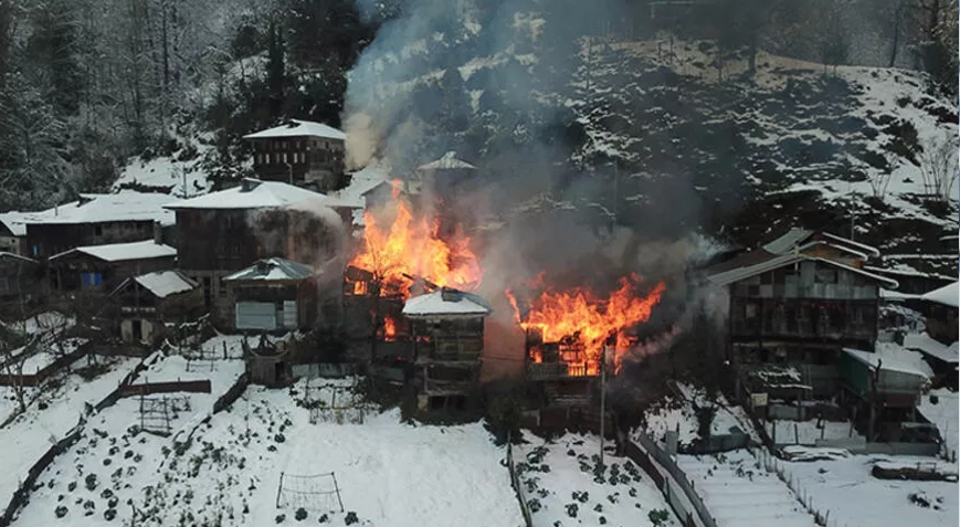Korkutan yangın! 2 ev, 2 serendi, 1 kamyonet kül oldu